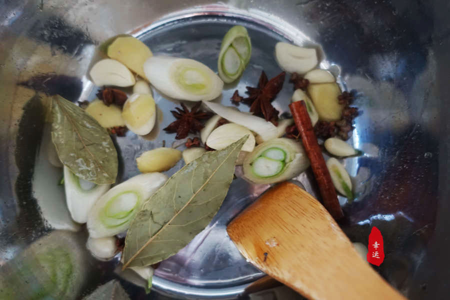 从高压锅中取出完整的酥鱼,真是不容易,它浑身酥软烂要轻拿轻放