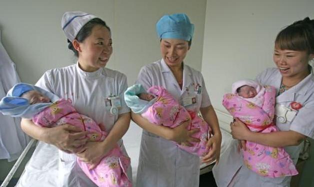 40多岁孕妈妈生二胎,48岁高龄产妇拼二胎成功生个男孩