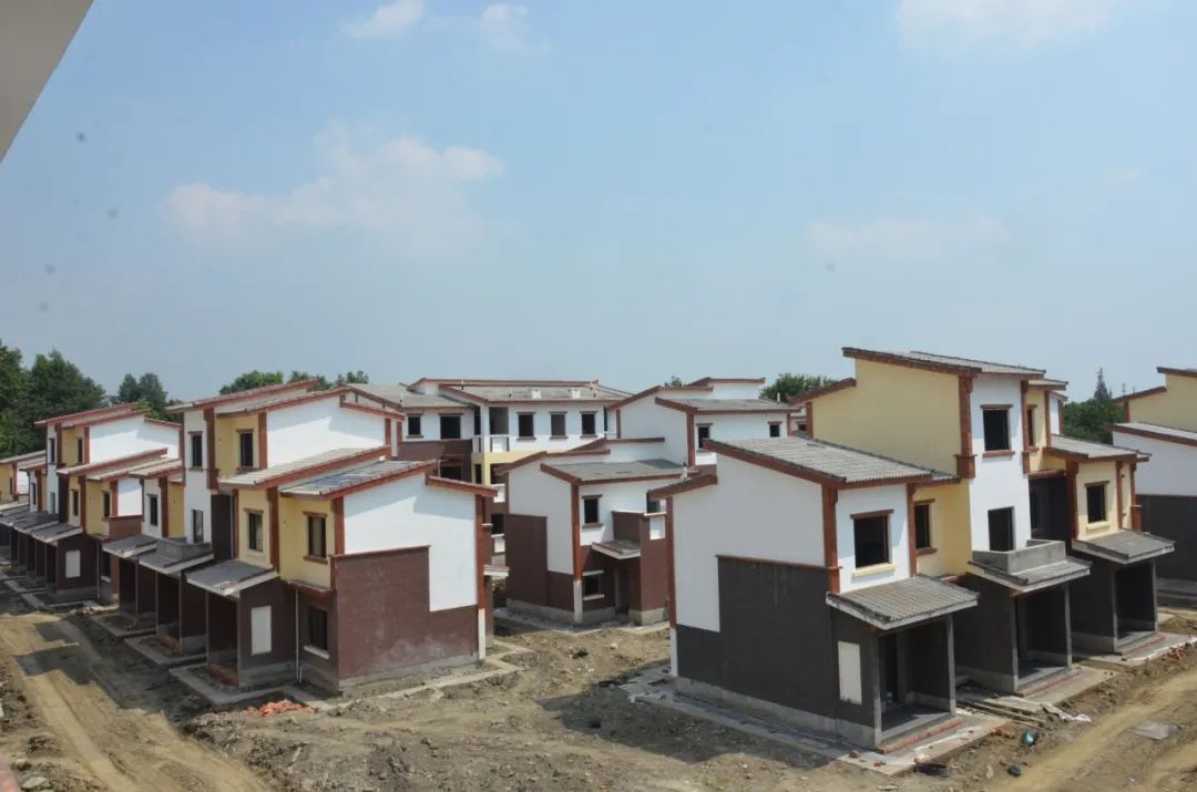 现在新建的小别墅,即将全面完工的别墅