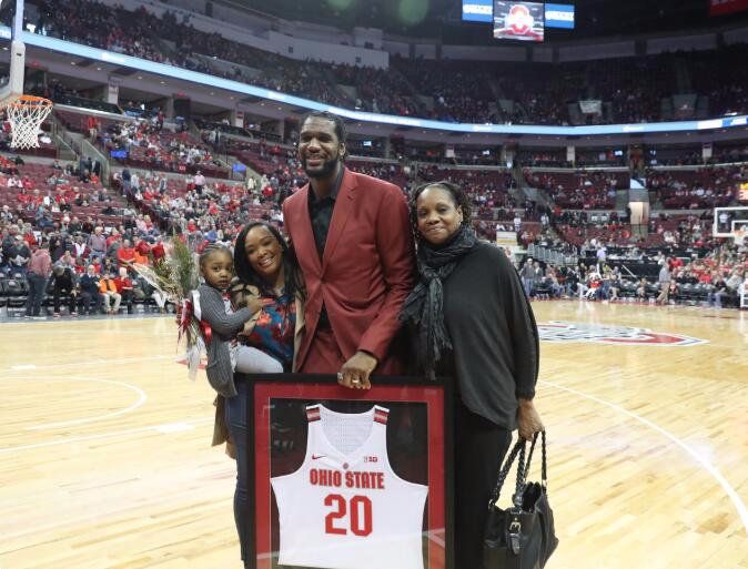 说50岁我也信！他身兼多职最近被退役球衣，可惜只在NBA打105场