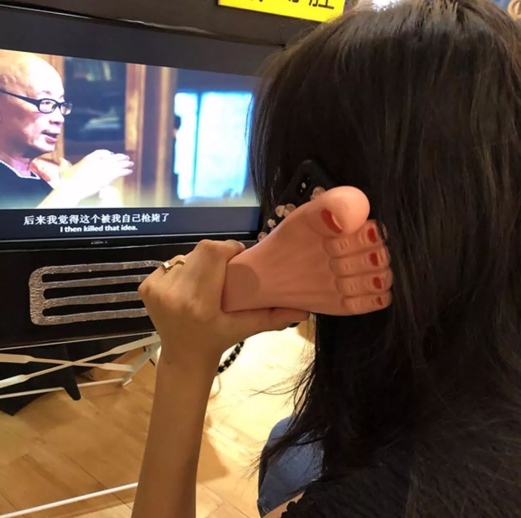 吐槽那些没用的沙雕手机壳 (什么手机壳最沙雕)