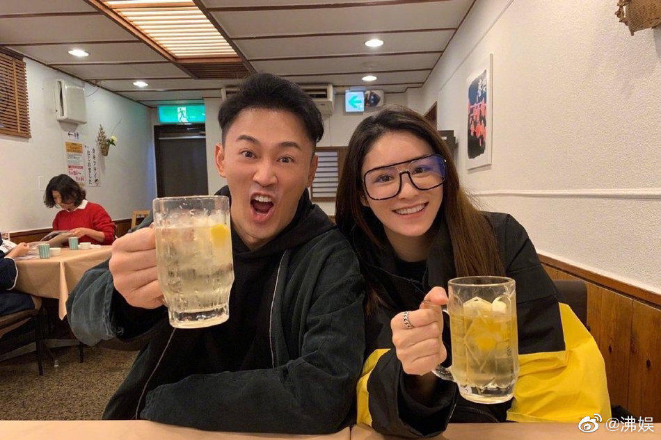 明星纷纷分享喜讯，一香港歌手却自曝娇妻被天王巨星要求一同*欢寻**