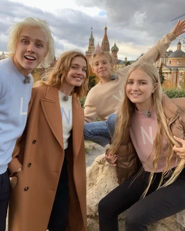 38岁LV太子妃情商高!和准婆婆合照自己素颜当陪衬,老公咋不爱?