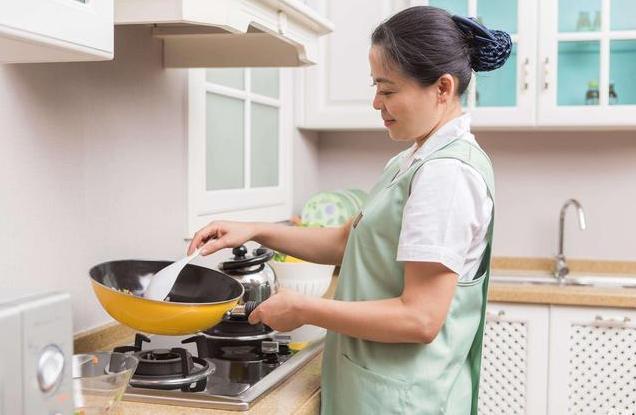 女儿3岁还不会走路，宝妈带娃去医院检查，医生低声提醒：快报警