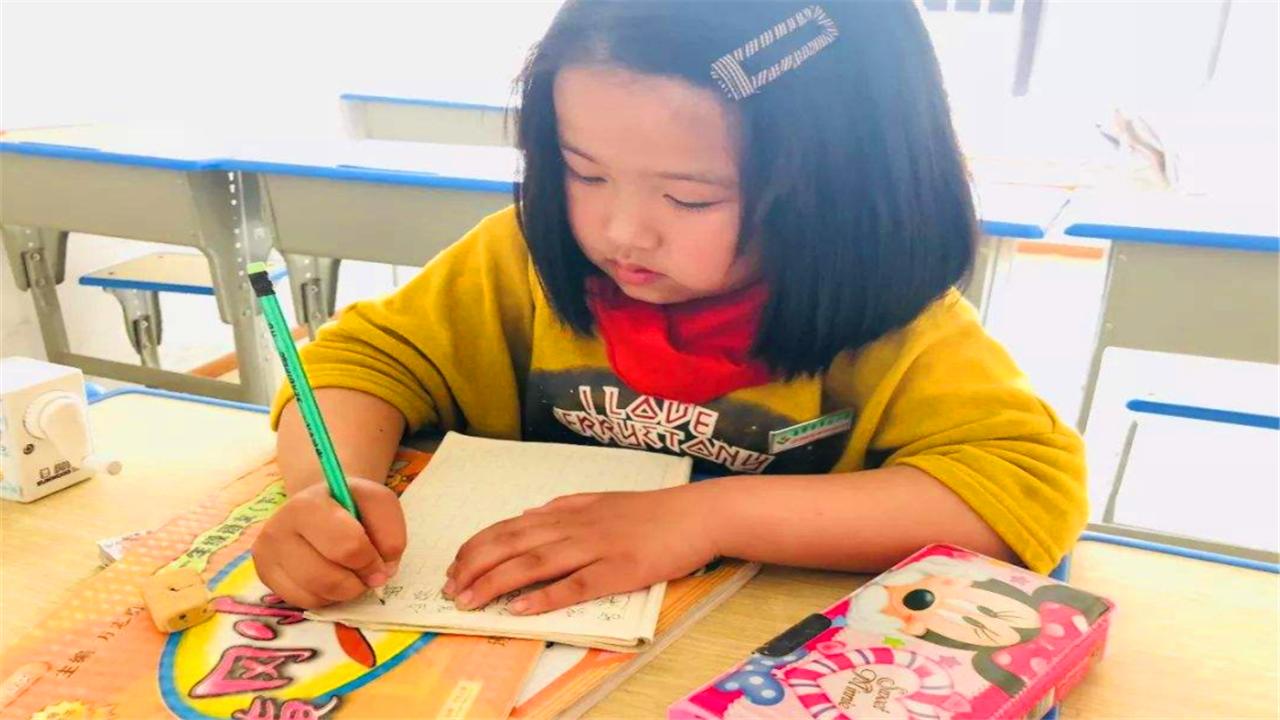 3岁背唐诗有什么好处,3岁多孩子背诗怎么教都不会