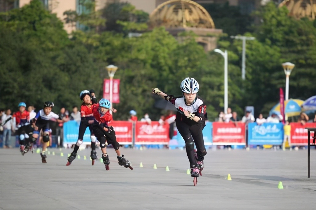 青少年速度轮滑锦标赛比赛现场,轮滑比赛儿童赛场气氛