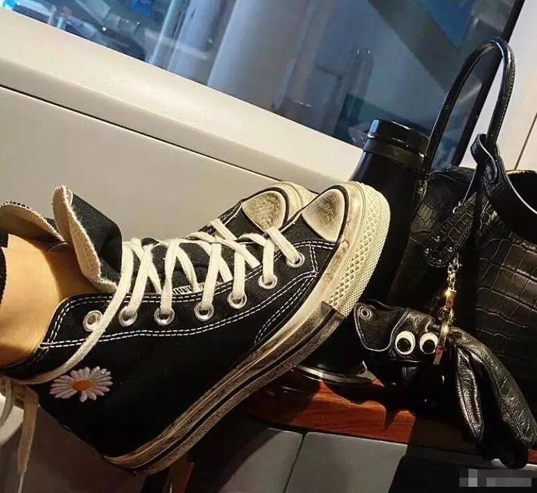 她今天为踩高铁小桌板道歉后，这双“小雏菊”也被实锤假货了