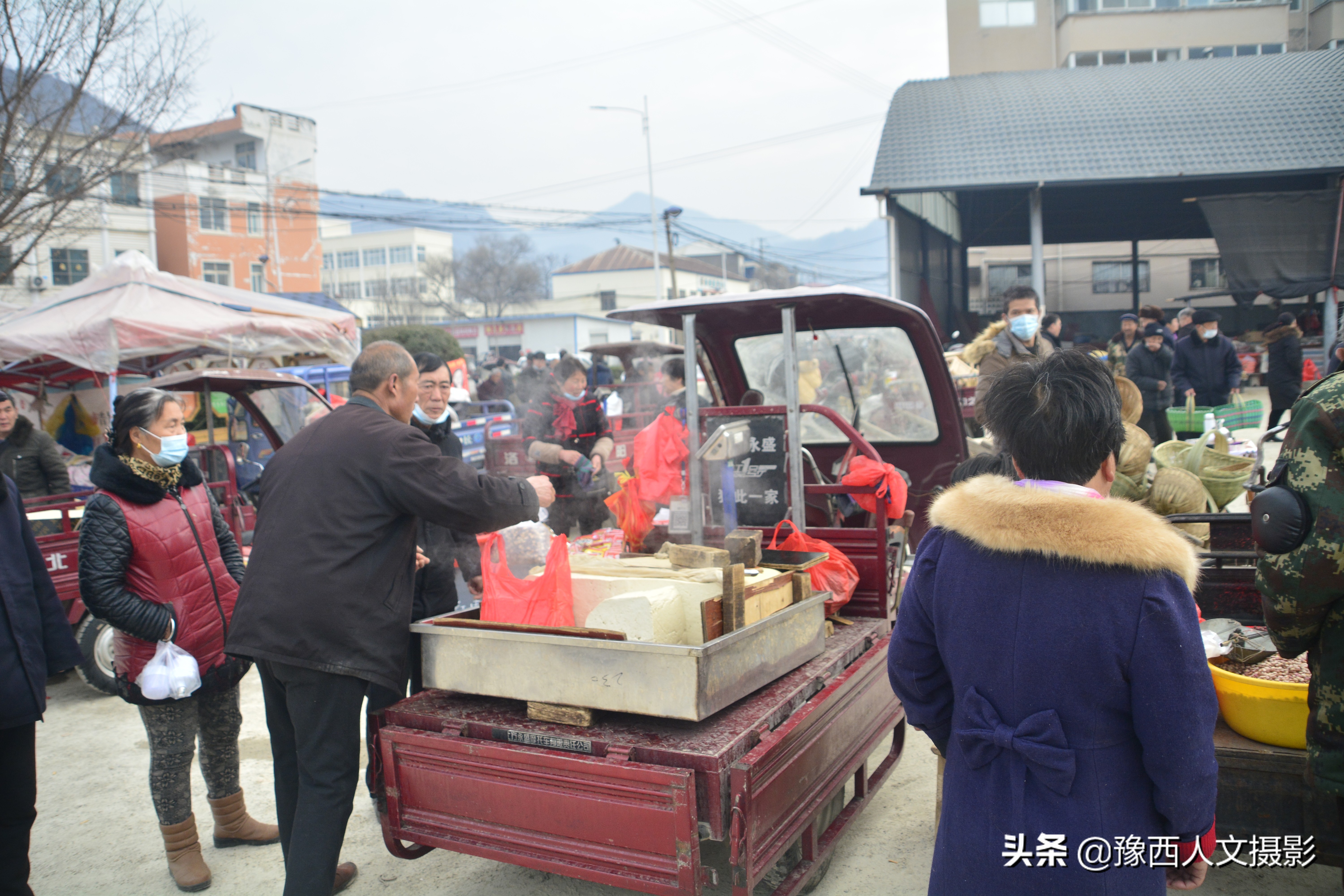 农村包工头捡到一把锋利小刀,转行修皮鞋,30年熬走6位老师傅