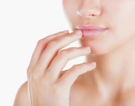 轻松解决干裂冻裂打造水润嘟嘟唇,嘴唇干裂起皮一招立刻变水润