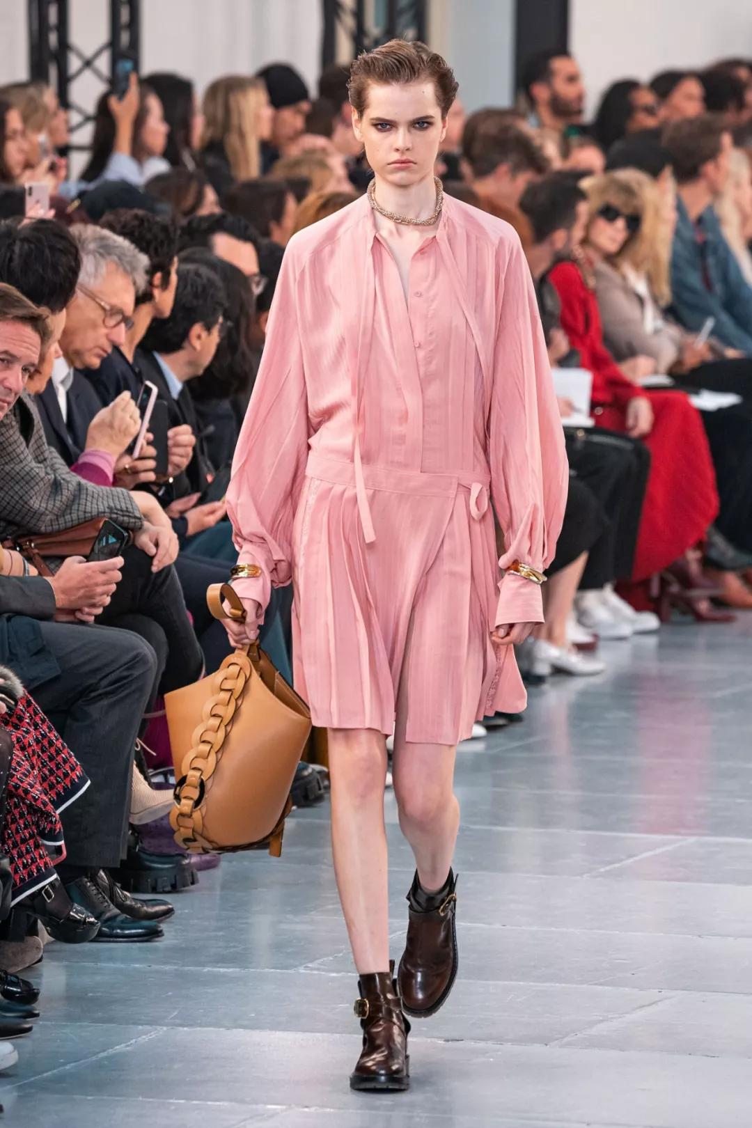 2020流行什么颜色的衣服,今年最流行的衣服颜色是什么颜色