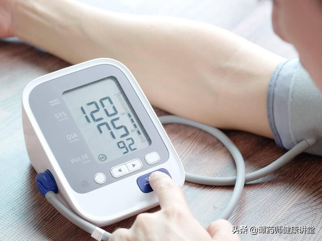 老人夜里血压正常白天血压偏低,老人血压时高时低怎么回事