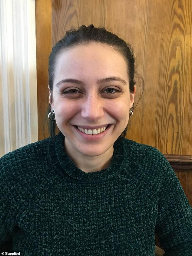 梅根福克斯素颜雀斑,英国女子患罕见疾病毁容