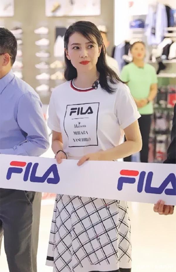 41岁高圆圆穿白裙优雅亮相,41岁高圆圆穿红裙惊艳亮相