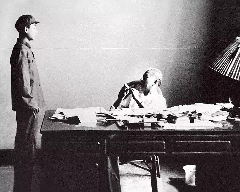 习*平近**用五个“光辉榜样”概括*少奇刘**的一生