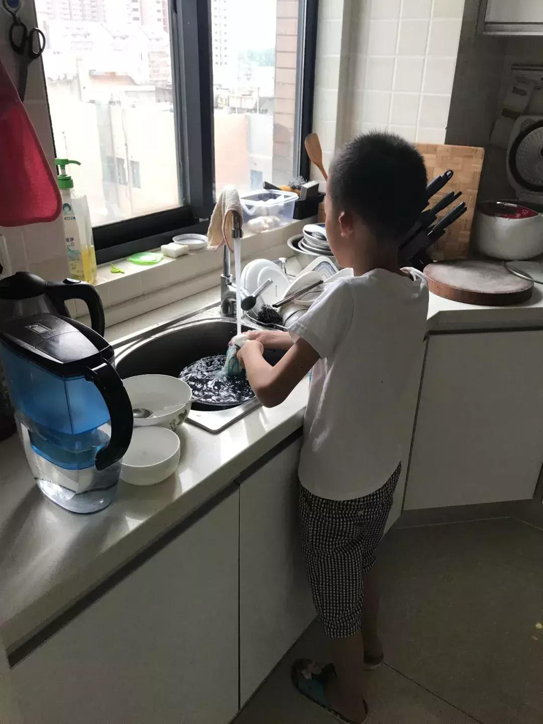 江阴这个10岁男孩太能了！绘画烹饪调酒样样行，父母透露培养秘诀