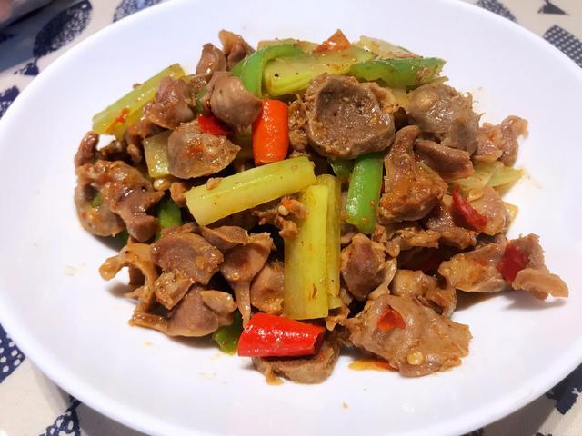 干煸鸡胗香脆可口一点腥味都没有,炒鸡胗不辣做法