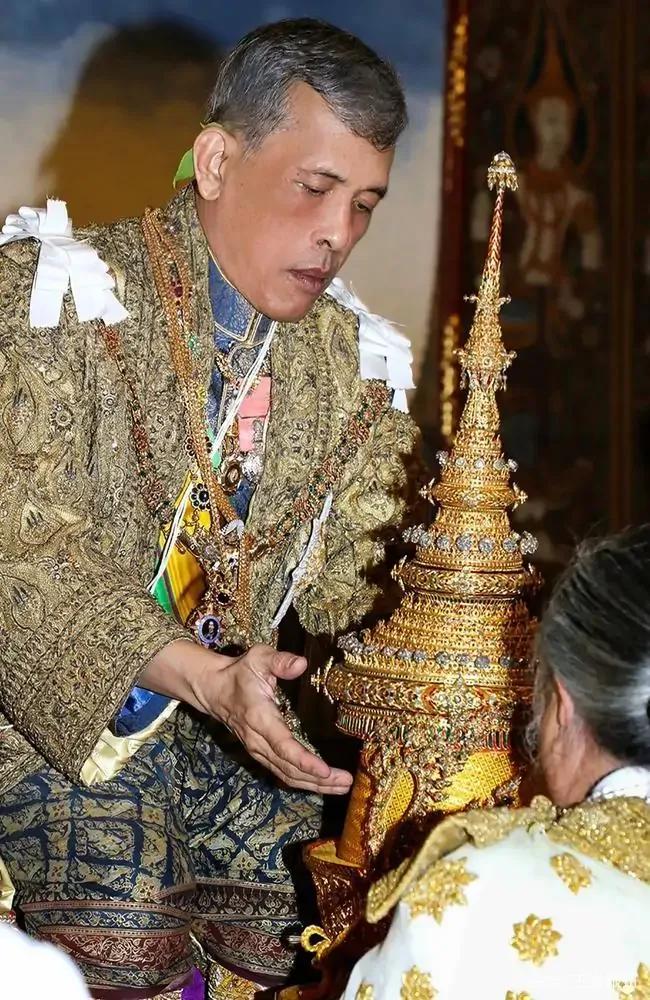 苏提达王后泰王玛哈,泰王玛哈送珠宝