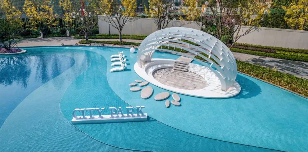 夏日清凉好去处泳池,夏日玩水胜地无边际泳池