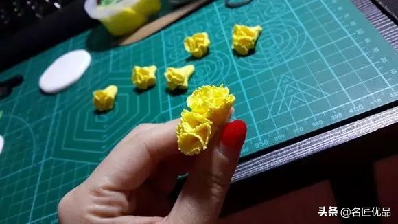 母亲节手工康乃馨简单又漂亮,母亲节适合给妈妈做的康乃馨手工