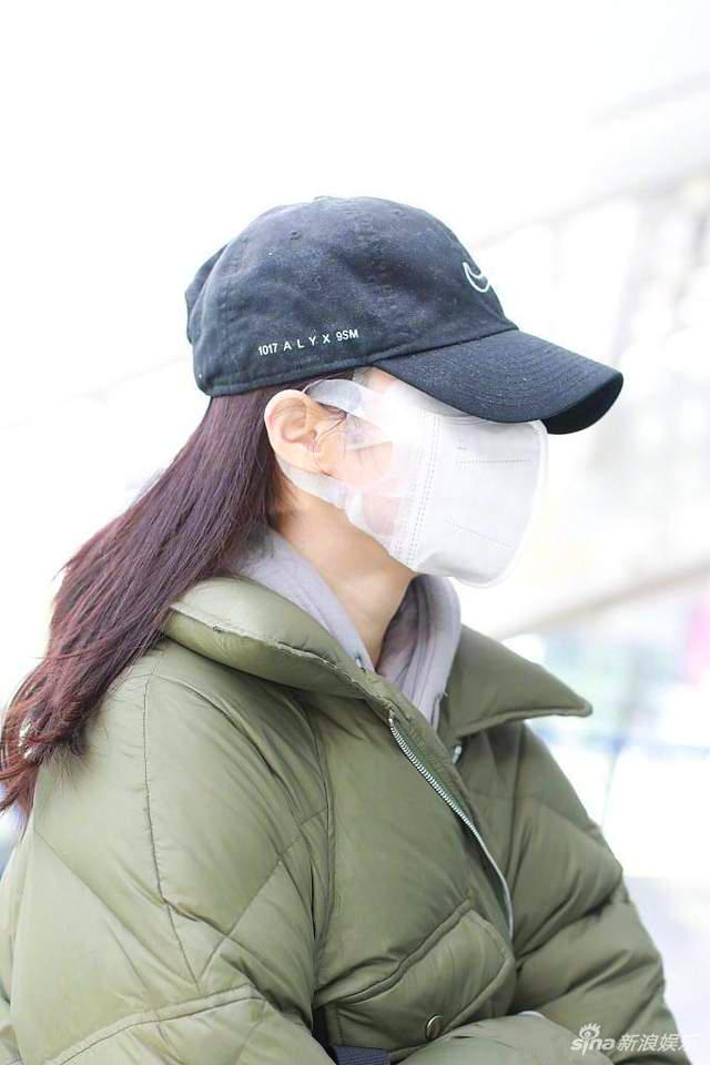 看何穗江疏影的穿搭,江疏影银色垫肩礼服