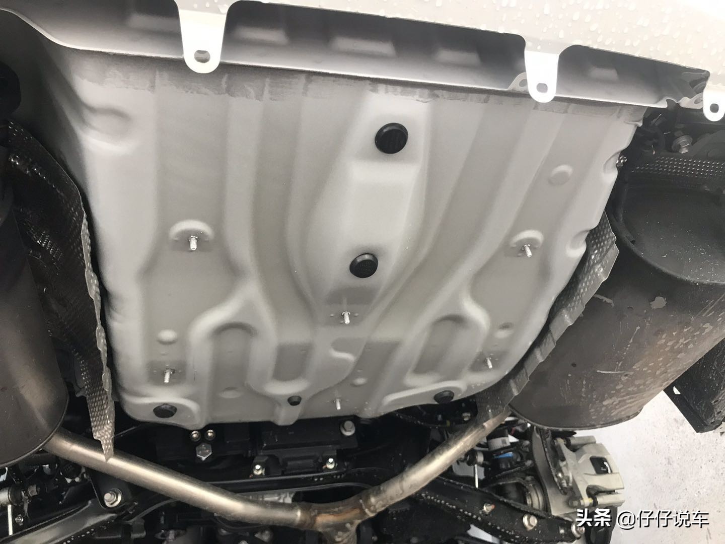 吉利帝豪新车自带底盘装甲吗,新车装底盘装甲多少钱手工费