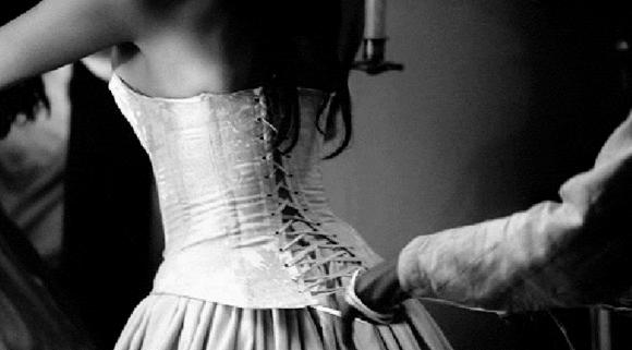 涨知识l各大社交平台都爆红的束腰带，到底该不该用？