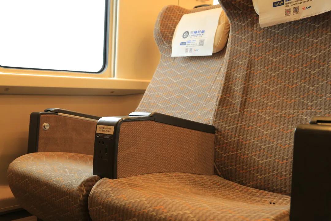 动车上有小桌板吗,动车上的小桌板怎么弄