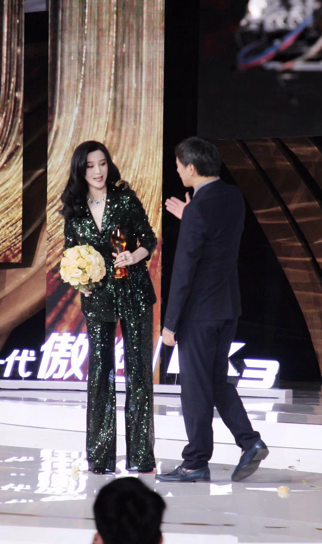 范冰冰身穿华丽的礼服艳压全场,范冰冰红毯粉色背心包头帽