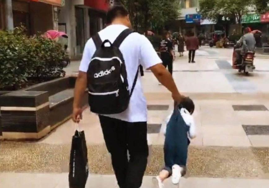 又火了一个不靠谱爸爸：用3岁女儿挡雨，真是“父爱如山体滑坡”