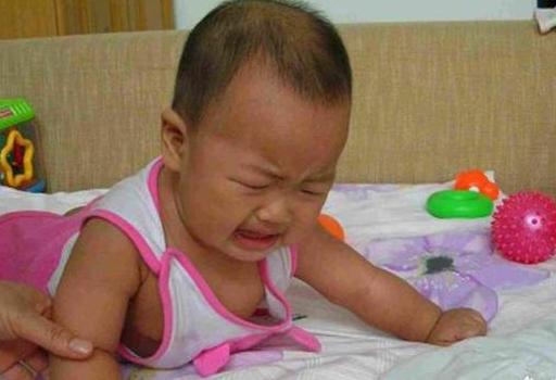 宝宝多大开始认生陌生人抱着哭,宝宝见到生人就开心