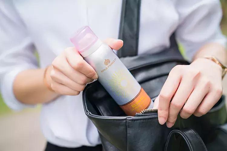 泰国防晒界“黑马”出击，每天一喷，28天白成一道光，越晒越美丽