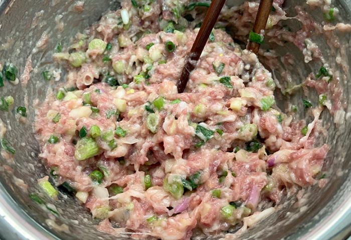 做水煎包，加面粉水还是淀粉水？加对了，包子脆而不硬，冰花多多