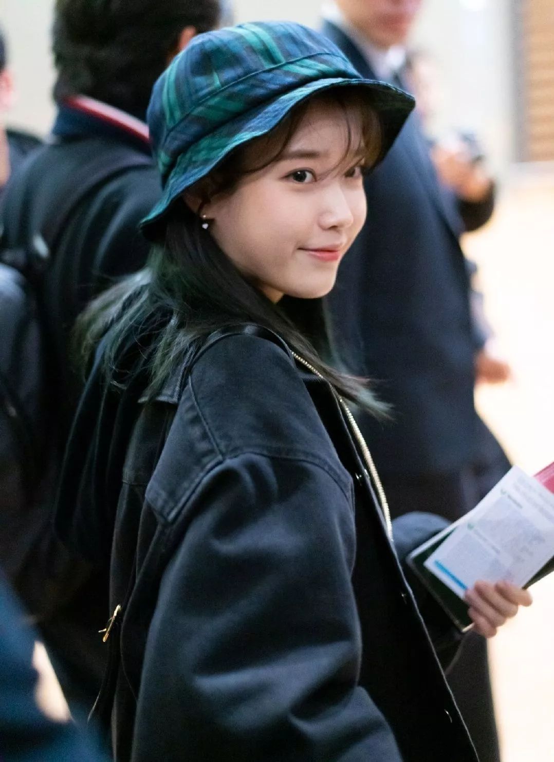 iu的时尚品味,iu穿杏色牛仔外套