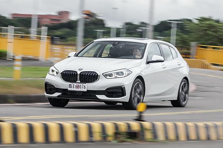 宝马1系2016款118i都市设计套装,宝马118i2012款和2013款区别