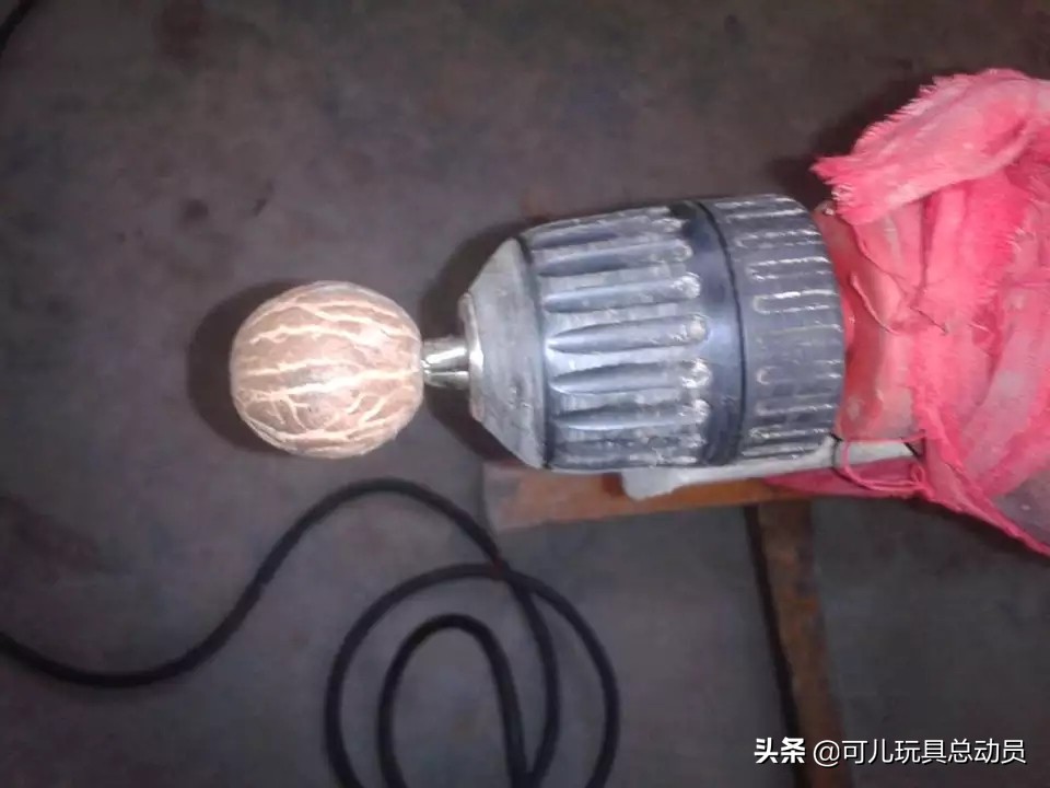 我爱做手工：分享一个手工打磨菩提根圆珠的过程，可以自己DIY