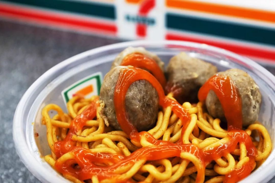 我花了107.5元，在711便利店吃了一份糯米鸡