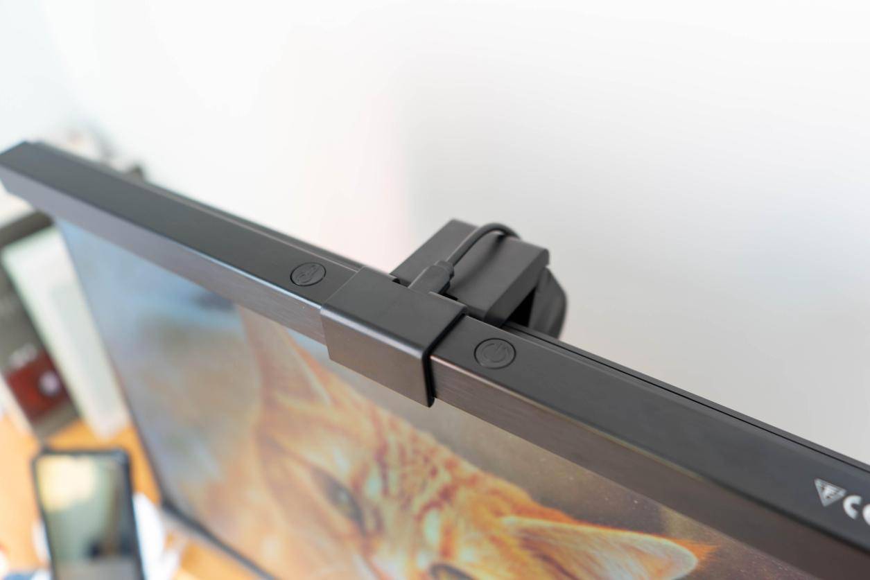 柔光不刺眼,夜间照明更舒适,体验如鱼生活非对称屏幕挂灯