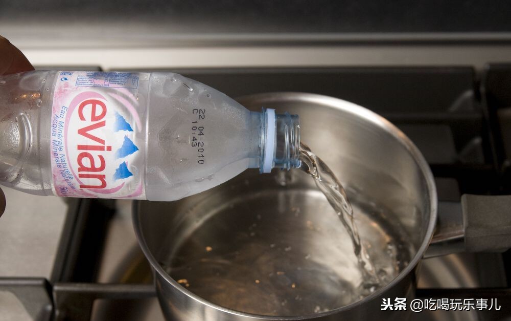 依云矿泉水有什么特别的吗,依云矿泉水口感差不多的