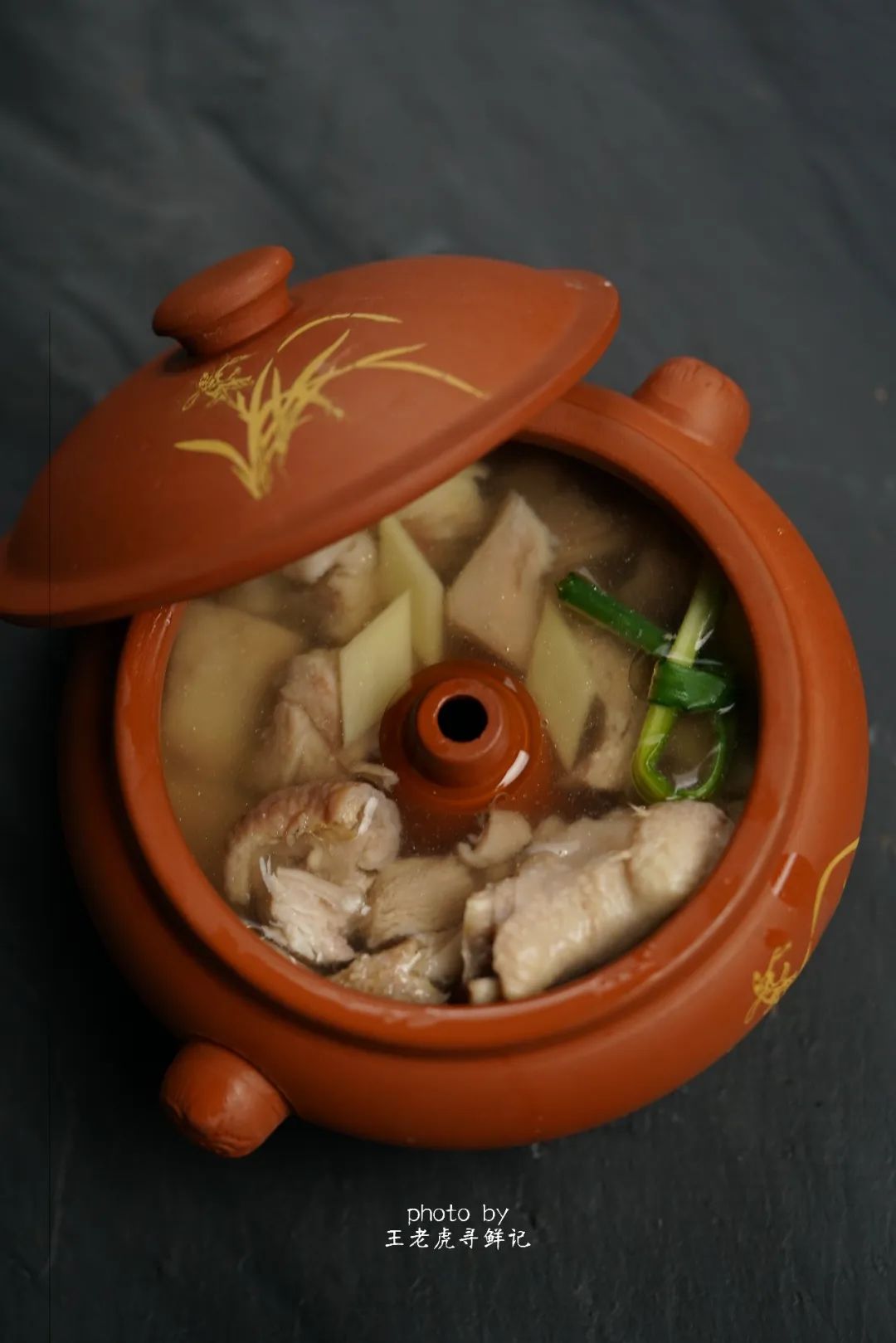 云南汽锅鸡春日养生好滋味,云南汽锅炖鸡