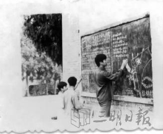 「夜话」黑板还是那块黑板?你上学时看到哪块黑板?