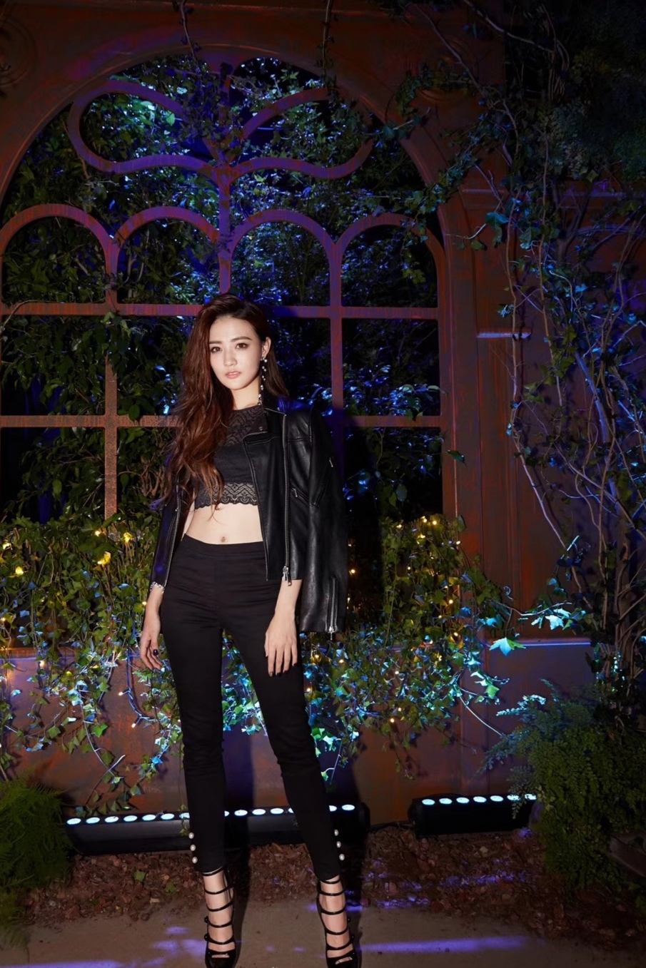 徐璐穿皮衣现身,徐璐穿蕾丝小衫