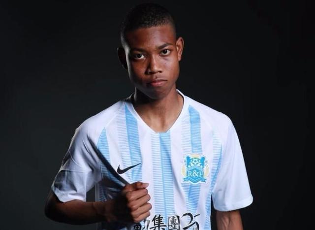 中国足坛又1天才！15岁新星身高1米82，父亲来自非洲，梦想进国足