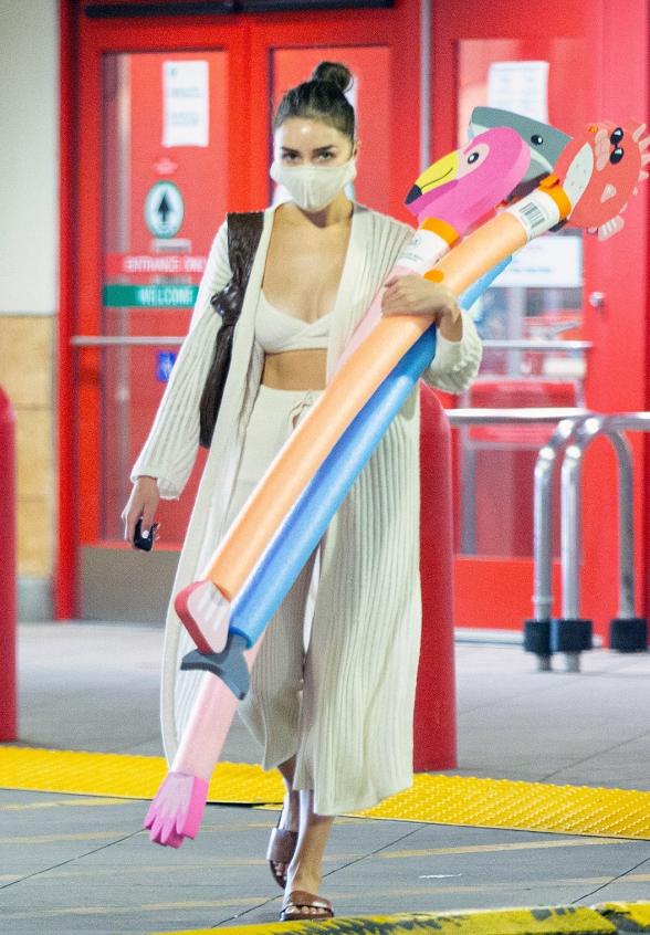 奥莉维亚·库尔普身穿长款条纹雪纺开衫，轻盈飘逸，仙气十足