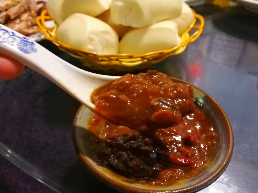 深夜郑州8男2女躲在花园路北环桥头，吃丹江翘嘴鲌，喝方城木瓜酒