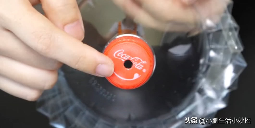 塑料瓶自制免浇水的花盆方法,用塑料瓶自己做自动浇水种菜神器