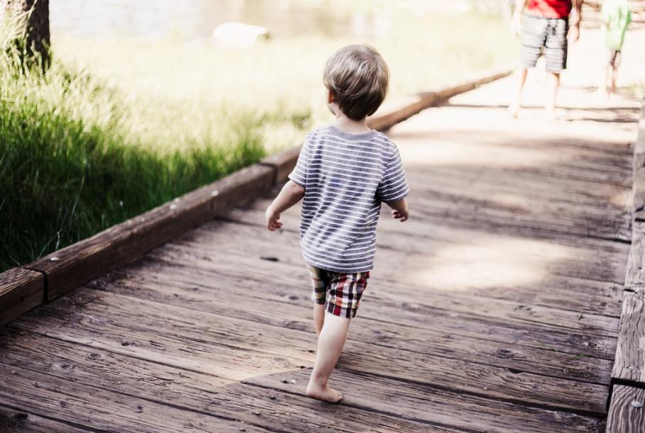 孩子到晚上就不睡觉怎么办呢,孩子到晚上不睡觉就哭