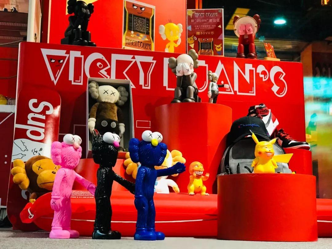 在魔都这家潮牌娃娃机店里，我竟然花了五块钱抓了个AJ