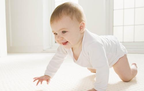 宝宝喉咙有痰但吐不出来,宝宝喉咙有痰排不出喝盐水