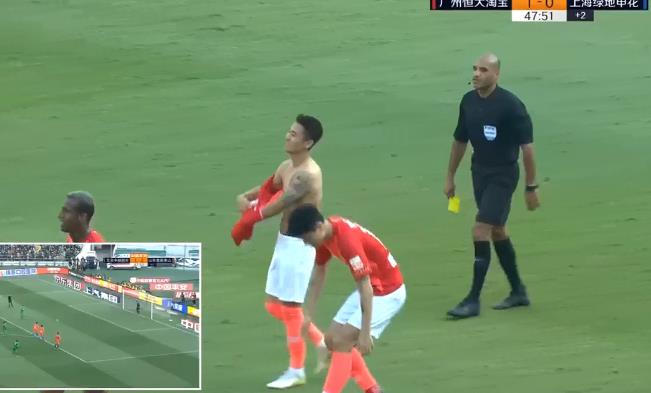 韦世豪在场下被红牌,韦世豪场边红牌
