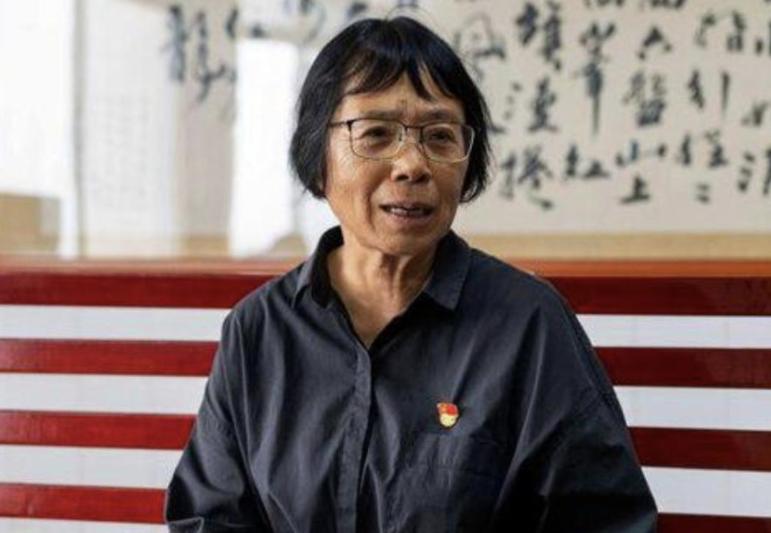 写辞职信“世界那么大，我想去看看”的老师回来了，成脱口秀主播